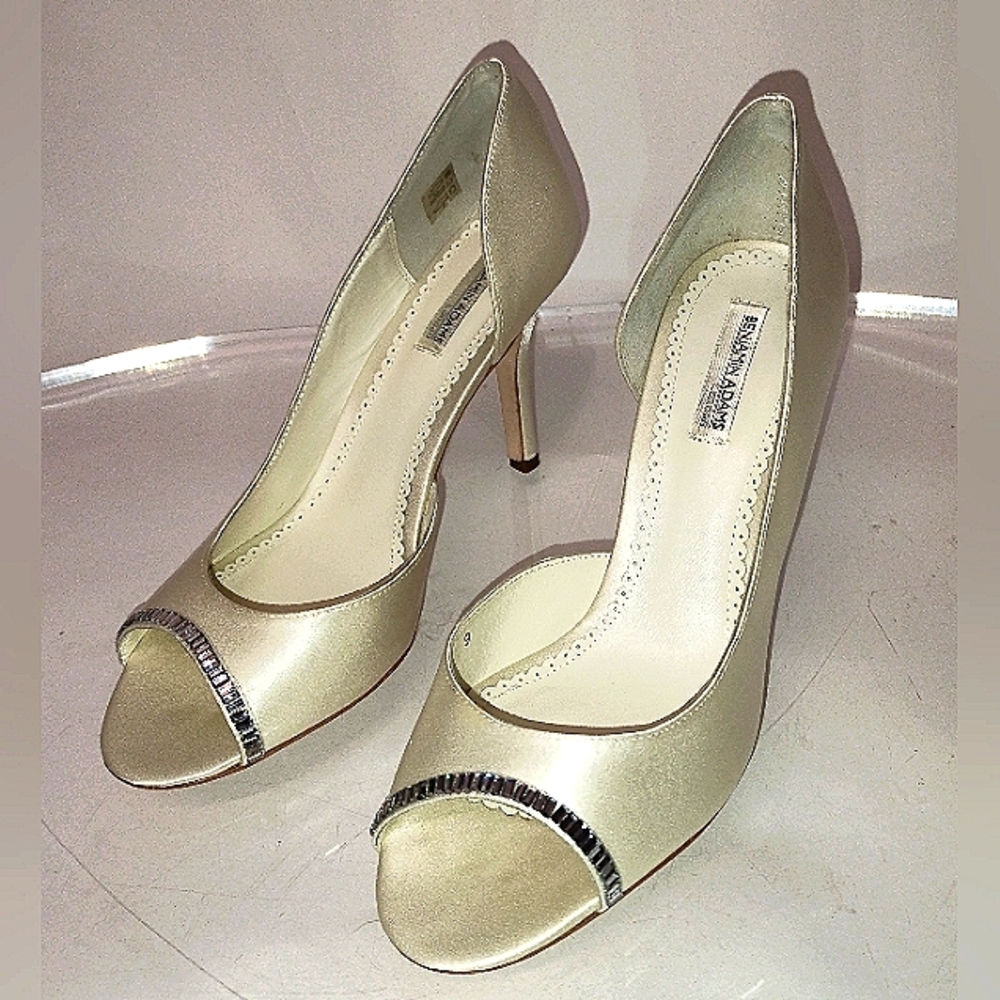 NEW!  BENJAMIN ADAMS LONDON Size 9